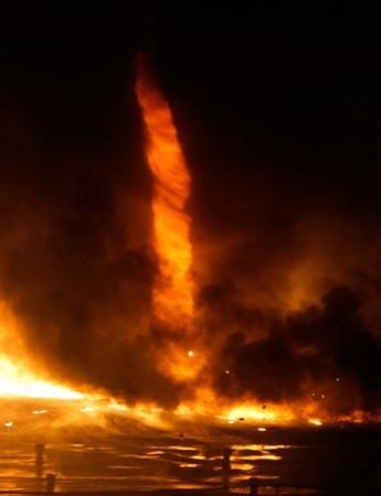 ハンガリー上空に発生した“炎の竜巻